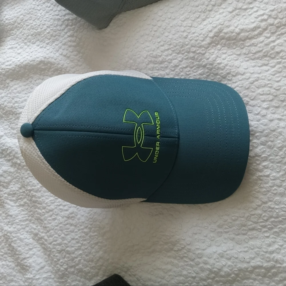 NWOT Under Armour  fitted hat